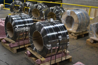 Oscillate wound stainless steel coils on pallets